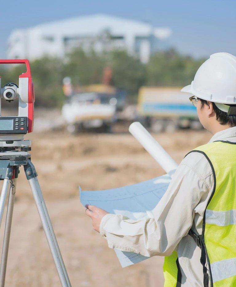 geodeta z mapą w rękach